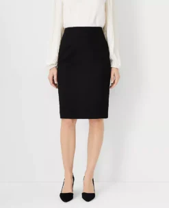 Seasonless Stretch Pencil Skirt - Tailored Knee-Length Professional Skirt